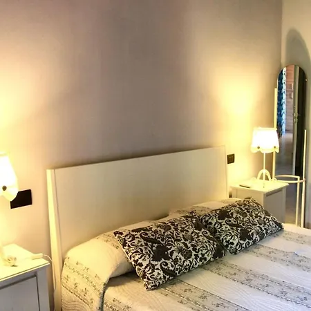 ヴィラ Enza Bellissima Con Piscina *